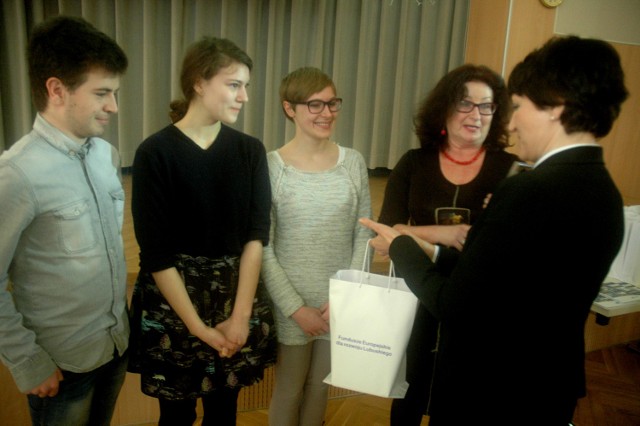 Uczniowie I LO odbierają nagrody od marszałek Elżbiety Polak.