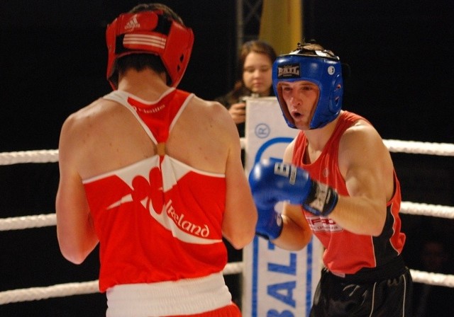 Podczas wczorajszej gali pięściarz Rushha Kielce Tomasz Kot (z prawej) pokonał olimpijczyka z Londynu Adama Nolana 3:0.