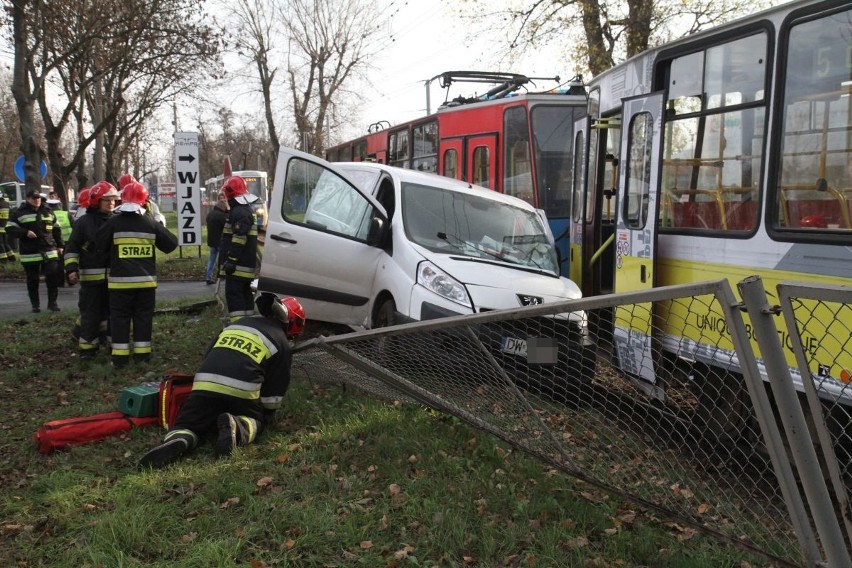 Wrocław: Wypadek tramwaju na ul. Krakowskiej. Ranny kierowca (ZDJĘCIA)