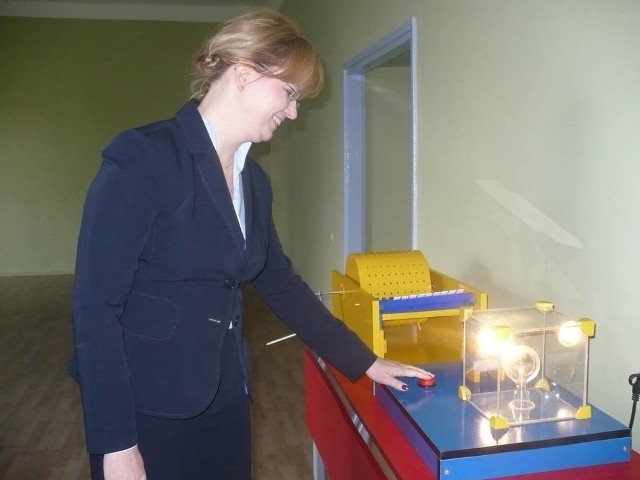 Agnieszka Socha-Żyznowska prezentuje jeden z eksponatów