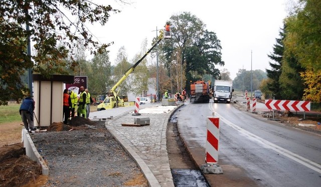 Lada dzień zakończy się przebudowa drogi krajowej nr 40 w Wierzbcu koło Prudnika. Ale to nie koniec prac na drogach krajowych przed zimą.