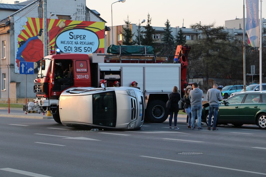 Wypadek na ulicy Jurowieckiej. Zderzenie dwóch samochodów osobowych. Jedna osoba ranna [ZDJĘCIA]