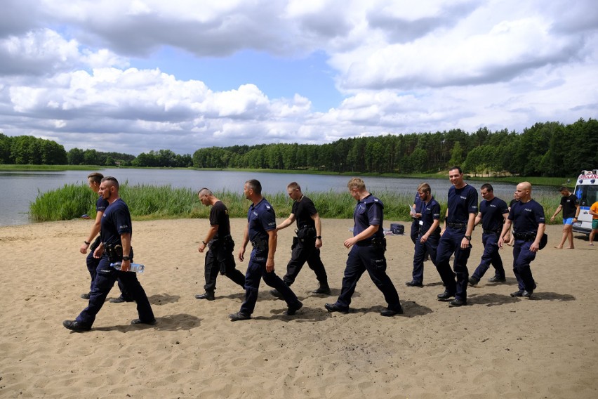 30 czerwca plażę i jezioro w Osieku nad Wisłą opanowali...