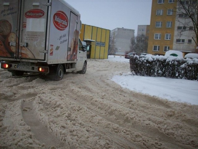 Samochody dostawcze miały kłopoty z dostarczeniem produktów mieszkańcom osiedla Pułanki.