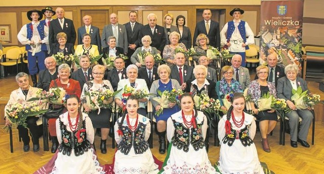 Małżeństwa, które są razem od 50 lat, uhonorowano medalami, kwiatami i upominkami