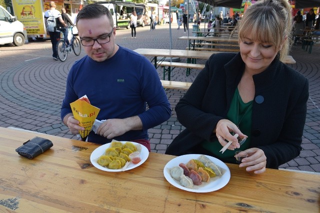 Porcja kolorowych pierogów na świeżym powietrzu, smakuje wybornie dzięki egzotycznym smakom