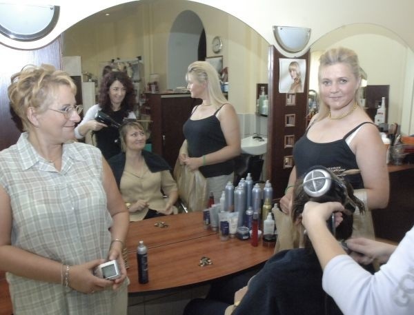 Trzy  Opolanki w salonie urody "Gracja" podczas przygotowań do sesji. Od lewej: Małgorzata Bihun, Ewa Dęga, Teresa Spakowska.