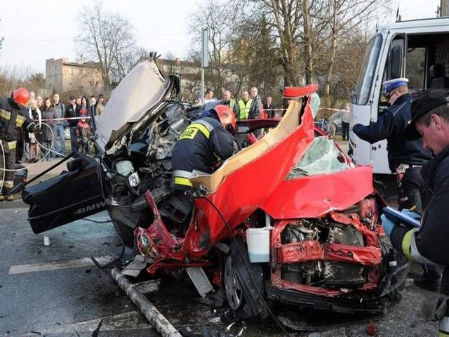 Kierowca tira na wielkopolskich tablicach rejestracyjnych, 45-letni mężczyzna wyszedł cało z wypadku. Złożył wyjaśnienia policji i został zwolniony do domu.