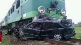 Tragiczny wypadek pod Koszalinem. Pociąg relacji Szczecin - Olsztyn uderzył w auto, jedna osoba nie żyje (zobacz zdjęcia)