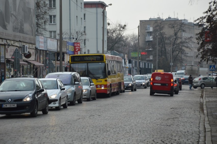 Wielkie korki w centrum. Rozkopali ul. Tęczową [ZDJĘCIA]