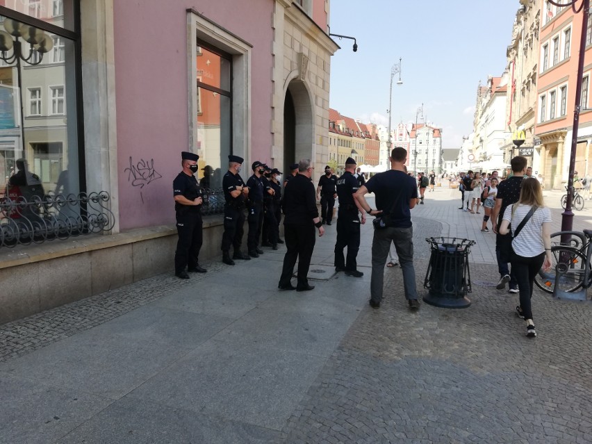 Prolajferzy kontra tęczowe parasolki w Rynku. Wzorowa reakcja policji!