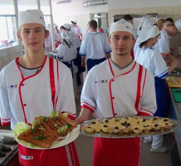 Michał Porada i Wojciech Boczkowski prezentują efekty polsko-czeskiej gastronomicznej współpracy.