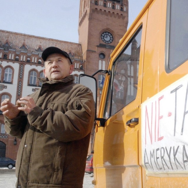 Jerzy Wołoszyn ze Słupska okleił sześć swoich samochodów firmowych hasłami antyrakietowymi. Jest on współzałożycielem grupy protestującej przeciwko tarczy rakietowej.