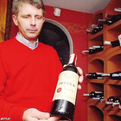 Wojciech Walach pokazuje butelkę wina Petrus z Pomerol w Bordeaux. Kosztuje przynajmniej 1.000 euro. Na chętnego czeka już 10 lat... (Fot. Radosław Brzostek)