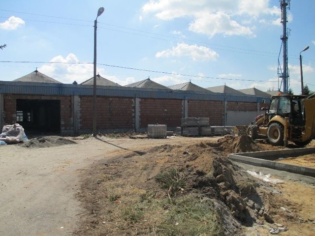 Prace budowlane mają zakończyć się pod konie tego roku. W budynku po dawnej Vistuli w Staszowie, przy ulicy Krakowskiej ma powstać Biedronka. Będzie to trzecia Biedronka w Staszowie.