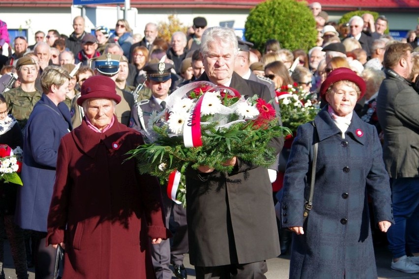 Święto Niepodległości w Tarnobrzegu. Odsłonięto pomnik Józefa Piłsudskiego [ZDJĘCIA]