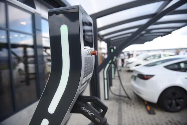 Z najnowszego raportu Exact Systems „MotoBarometr 2023” wynika, że do szybszego zapełnienia polskich dróg samochodami z napędem elektrycznym z pewnością nie przyczyni się ich wysoki koszt.