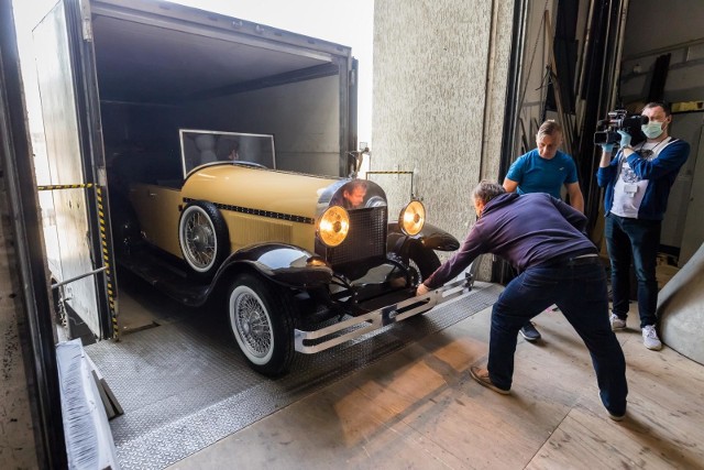 Kopie luksusowych samochodów z lat 30. ubiegłego tysiąclecia przyjechały w czwartek (23.04.) rano do Opery Nova, która zamówiła te pojazdy specjalnie na potrzeby musicalu „Bulwar Zachodzącego Słońca”. Jednym z nich jest ponad 5-metrowy włoski model Isotta Fraschini 8A Coupe de Ville - przeznaczony dla gwiazdy kina i głównej bohaterki musicalu Normy Desmond (dokładnie taki sam model auta pojawił się w legendarnym filmie „Sunset Boulevard” Billy'ego Wildera). Drugi pojazd do tzw. pół-samochód, model Plymouth Special De Luxe, który posłuży do nakręcania efektów filmowych, np. bohaterów, jadących samochodem na tle pejzażu. Obie kopie samochodów wykonała firma ze Szczecina, specjalizująca się w produkcjach dla teatrów – ta sama, która dla Opery Nova zrobiła tramwaj do spektaklu „Rusałka”.  Przywiezione automobile są już własnością bydgoskiej opery. Nowa data premiery musicalu „Sunset Boulevard” jest uzależniona od sytuacji epidemiologicznej.
