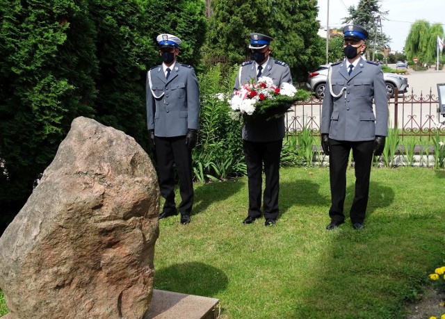 Delegacja lipskiej policji złożyła kwiaty pod pomnikiem Kazimierza Młodzianowskiego w Solcu nad Wisłą.