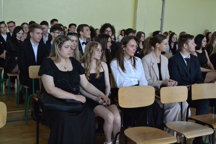 Zakończenie roku szkolnego maturzystów I Liceum Ogólnokształcącego imienia Staszica w Ostrowcu Świętokrzyskim. Nagrody i występy