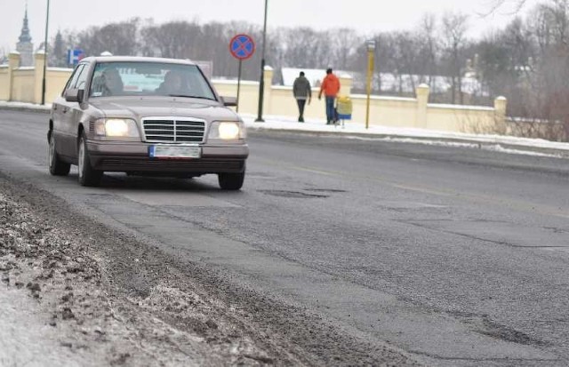 Ulica Sikorskiego w Tarnobrzegu jest podziurawiona jak "szwajcarski ser&#8221;.