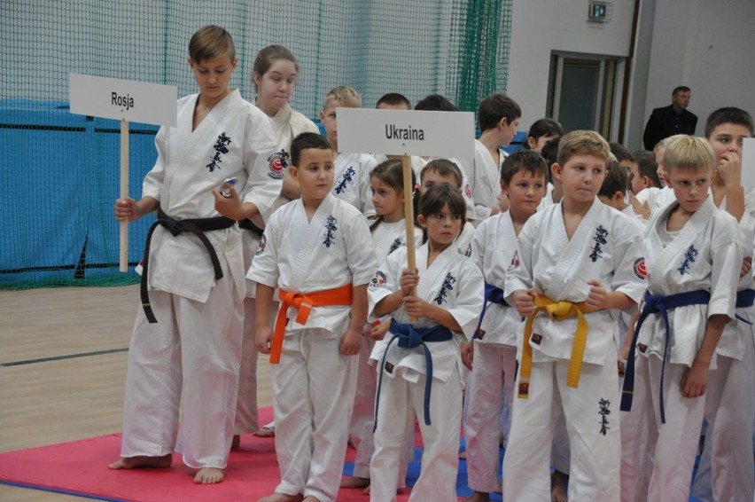 Gladiatorzy z Szydłowca przywieźli jedenaście medali z turnieju karate w Skarżysku