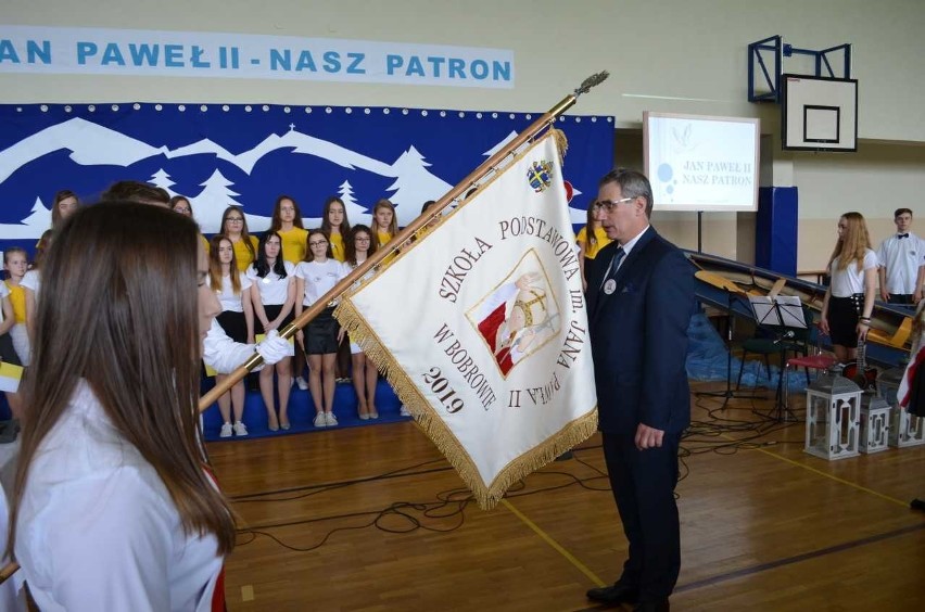 W Bobrowie zorganizowano uroczystość nadania szkole podstawowej imienia Jana Pawła II i sztandaru