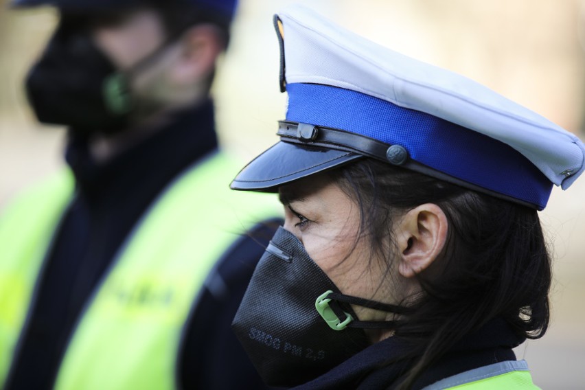 Kraków. Inspektorzy MPK i policjanci kontrolują liczbę podróżujących pasażerów [ZDJĘCIA]