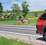 Wypadek pod Krakowem. Zderzenie dwóch pojazdów i dachowanie na dawnej trasie drogi krajowej nr 7. Są osoby ranne 