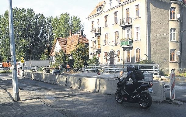Nie wszystkim mieszkańcom podobają się barierki, które zamontowano na przebudowanym moście. Zarządca drogi mówi, że mają chronić, a niezdobić.