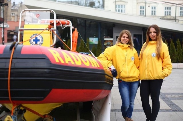 Agata Gorczyca (od lewej) i Paula Słowik z radomskiego WOPR w środę  na deptaku prezentowały sprzęt motorowodny.