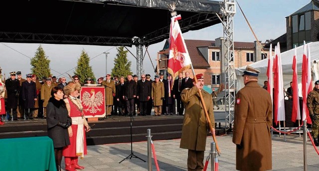 Gen. broni Edward Gruszka przekazuje sztandar komendantowi 35. WOG ppłk Adamowi Jangrotowi