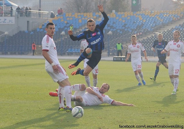 Michał Masłowski w starciu z obrońcami Wisły