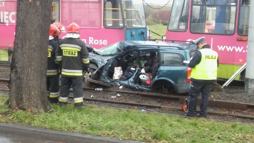 Wypadek na Osobowickiej. Tramwaj zmiażdżył opla. Wrocław,...