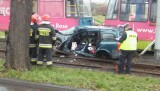 Wypadek we Wrocławiu. Tramwaj zmiażdżył opla. Są ranni [ZDJĘCIA]