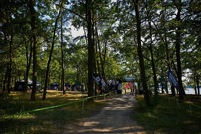 Biegacze rywalizowali w zawodach City Trail On Tour nad Zalewem Zemborzyckim. Zobacz zdjęcia