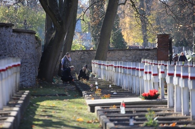 Sprzątanie Cmentarza Partyzanckiego w Kielcach w 2021 roku