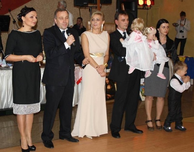 Gości jubileuszowego balu witali Karolinka i Julka wraz z bratem i rodzicami a także Ewa Drozd, Grzegorz Schetyna i posłanka Monika Wielichowska. 