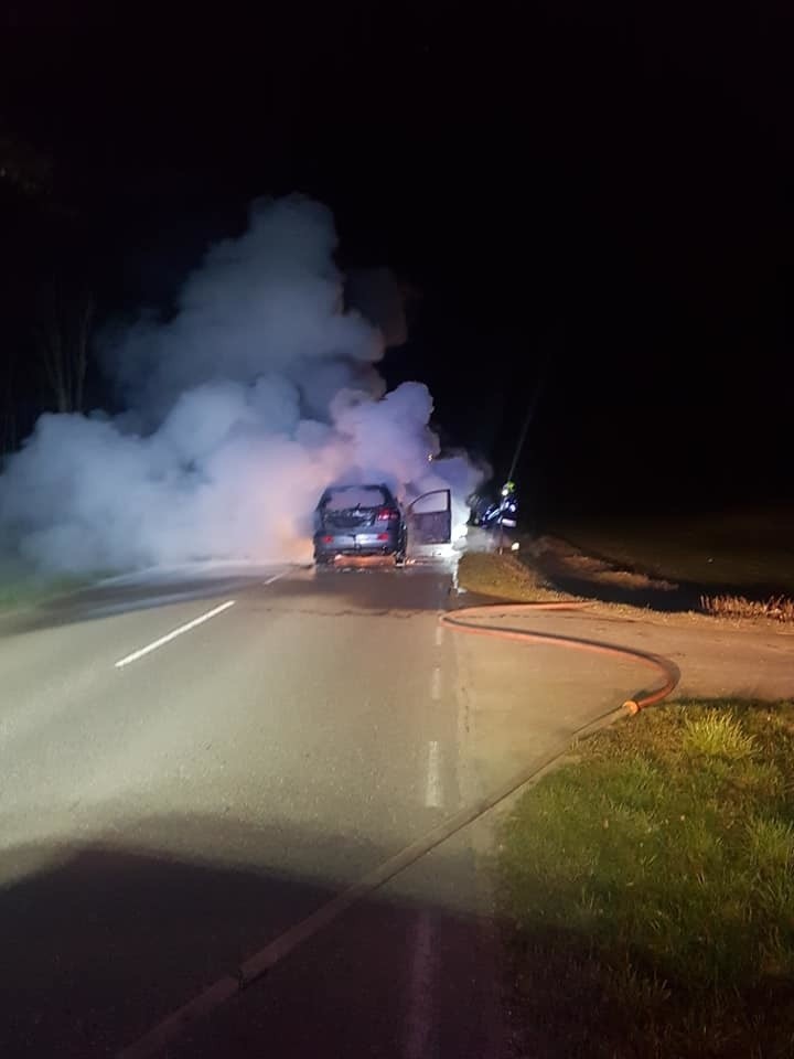 Sucholaski. Pożar samochodu. Auto zapaliło się na drodze [ZDJĘCIA]