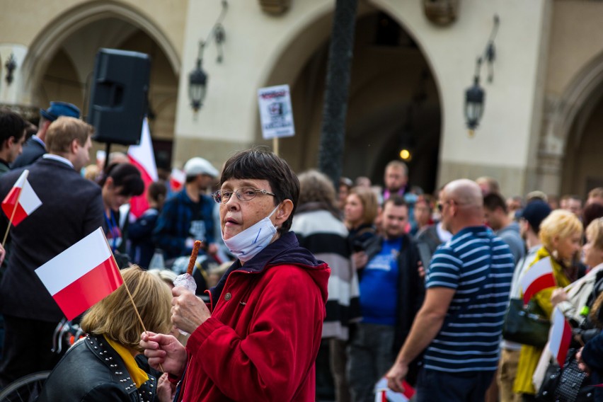 Manifestacja antycovidowców w Krakowie.