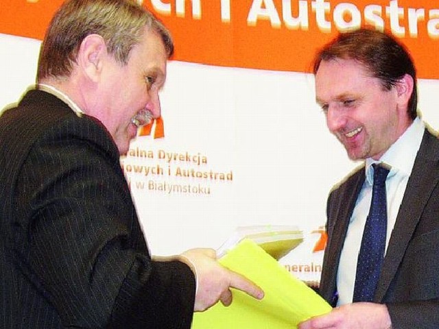 Umowę na budowę obwodnicy podpisali Jerzy Doroszkiewicz, dyrektor GDDKiA w Białymstoku (z lewej) i Dariusz Blocher.