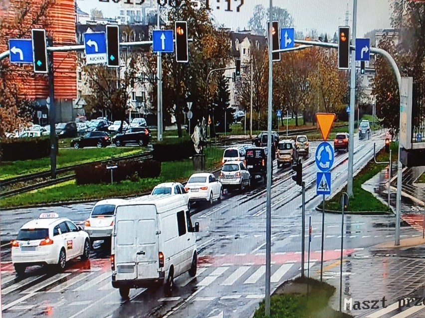 Policja wystawia mandaty na rondzie Grunwaldzkim w Bydgoszczy