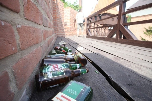 W piątek barierka, zagradzająca wejście, była odsunięta. Na ganku widokowym znaleźliśmy kilkadziesiąt butelek i puszek po piwie.