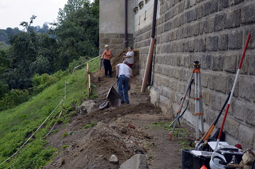 Biecz. Naukowcy odkryli katownię w Bieczu. Mury miejskie sięgają ponad 3 metry wgłąb [ZDJĘCIA]