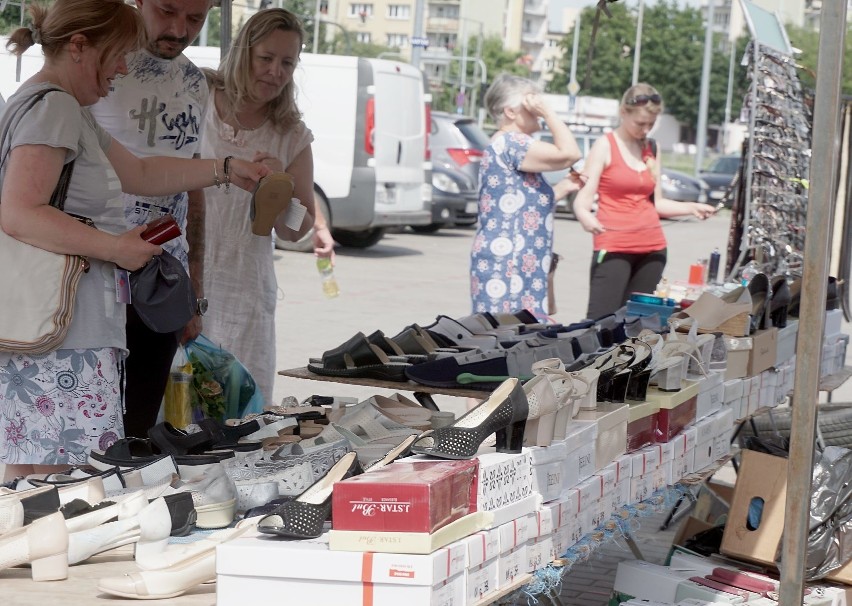 Targowisko przy C.H. Retkinia tętni życiem. W każdy weekend tłumy łodzian szukają okazyjnych zakupów [ZDJĘCIA]