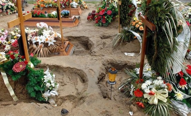 Zapadnięte groby to niedbalstwo administracji - uważają gorzowianie 