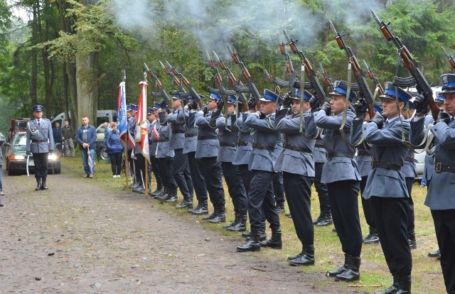 Pijany kierowca opla leśną drogą dojechał wprost przed policyjną kompanię honorową. Został zatrzymany przez jej dowódcę.