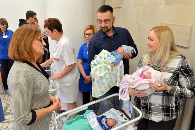 Dzieci - Artur, Odeta i Wiktor - opuszczały szpital w asyście między innymi wojewody Agaty Wojtyszek (z lewej), która gratulowała rodzicom - Julicie i Wojciechowi Krawczykom - potrójnego szczęścia.