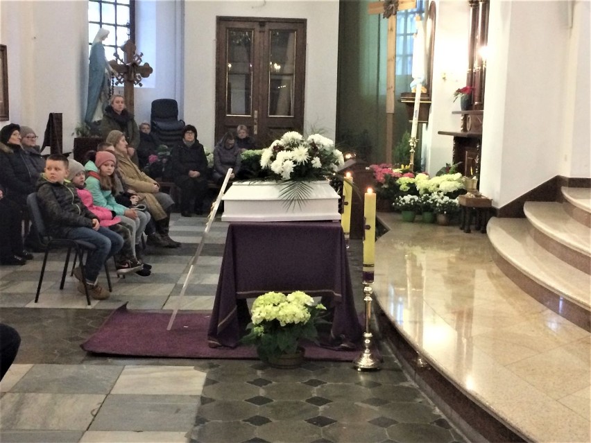 Uroczystości pogrzebowe rozpoczęły się mszą świętą w...