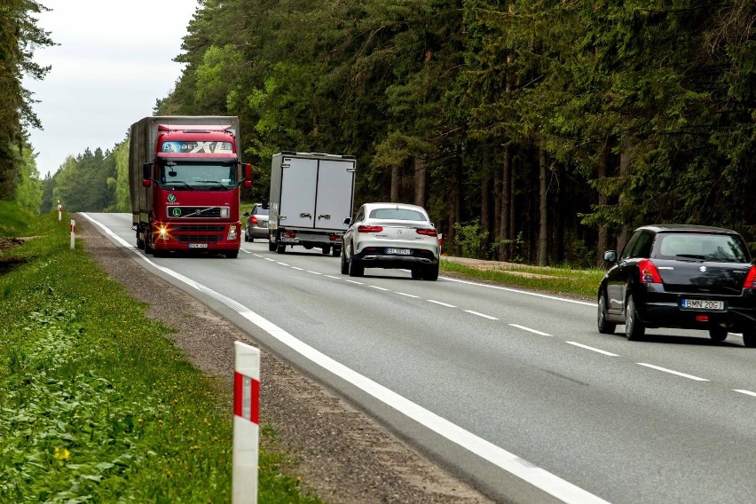 Po co są słupki przy drodze? To tzw. słupki pikietażowe. Do czego służą? Jak odczytwać z nich informacje? GDDKiA wyjaśnia